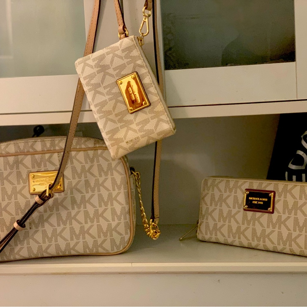 SOLD/Micheal Kors Purse, wallet, & coin purse sold as a set